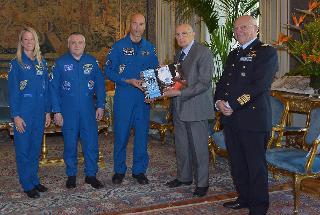 Il Presidente Giorgio Napolitano con gli Astronauti Karen Nyberg, Fyodor Yurchikin, Luca Parmitano e il Capo di Stato Maggiore dell'Aeronautica Militare Gen. S.A. Pasquale Preziosa