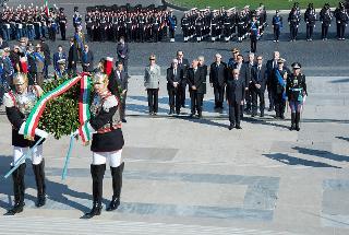 Il Presidente Giorgio Napolitano nel corso della deposizione di una corona d'alloro al Milite Ignoto in occasione del 69° anniversario di Liberazione