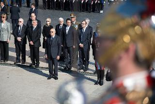 Il Presidente Giorgio Napolitano nel corso della deposizione di una corona d'alloro all'Altare della Patria, in occasione del 69° anniversario della Liberazione