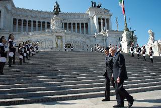 Il Presidente Giorgio Napolitano durante la cerimonia di deposizione di una corona d'alloro all'Altare della Patria, in occasione del 69° anniversario di Liberazione