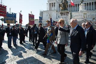 Il Presidente Giorgio Napolitano accompagnato dal Ministro della Difesa Roberta Pinotti lascia l'Altare della Patria al termine della cerimonia