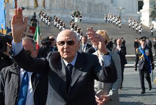 Il Presidente Giorgio Napolitano risponde al saluto dei presenti alla cerimonia di deposizione di una corona d'alloro in occasione del 69° anniversario di Liberazione