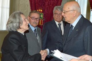 Il Presidente Giorgio Napolitano con i familiari del Comitato dei Caduti di Kos in occasione dell'incontro con le Associazioni Combattentistiche e d'Arma per il 69° anniversario della Liberazione