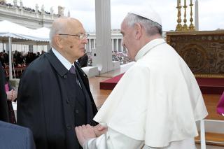 Il Presidente Giorgio Napolitano con Papa Francesco, in occasione della cerimonia di Canonizzazione di S.S. Giovanni XXIII e di S.S. Giovanni Paolo II
