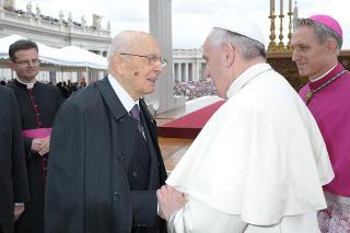 Il Presidente Giorgio Napolitano con Papa Francesco, in occasione della cerimonia di Canonizzazione di S.S. Giovanni XXIII e di S.S. Giovanni Paolo II