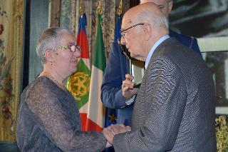 Il Presidente Giorgio Napolitano con la vedova di Paolo Bellunato in occasione della consegna della "Stella al Merito del Lavoro" alla memoria durante la celebrazione della Festa del Lavoro