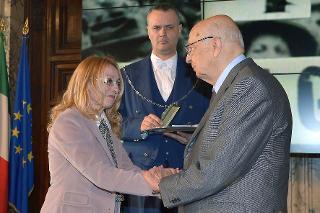 Il Presidente Giorgio Napolitano con la vedova di Giorgio Monzi in occasione della consegna della "Stella al Merito del Lavoro" alla memoria durante la celebrazione della Festa del Lavoro