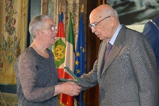 Il Presidente Giorgio Napolitano consegna alla vedova di Paolo Bellunato la "Stella al Merito del Lavoro" alla memoria durante la celebrazione della Festa del Lavoro