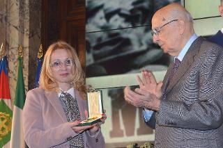 Il Presidente Giorgio Napolitano consegna alla vedova di Giorgio Monzi la "Stella al Merito del Lavoro" alla memoria durante la celebrazione della Festa del Lavoro