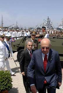 Il Presidente Giorgio Napolitano al suo arrivo in Tribuna d'Onore per la celebrazione della Festa della Marina