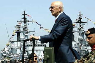 Il Presidente Giorgio Napolitano passa in rassegna lo schieramento delle rappresentative della Marina Militare e la Compagnia d'Onore schierate nel porto