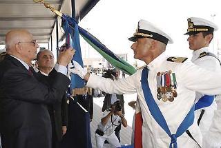 Il Presidente Giorgio Napolitano consegna la Medaglia d'Oro dell'Ordine Militare d'Italia-Classe di Cavaliere alla Bandiera del Reggimento San Marco in occasione della Festa della Marina