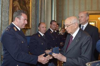 Il Presidente Giorgio Napolitano durante la consegna delle Medaglie della Presidenza della Repubblica agli Allievi degli Istituti di formazione per il 162° anniversario della costituzione della Polizia