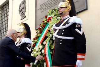 Il Presidente della Repubblica Giorgio Napolitano depone una corona sotto la lapide che ricorda il luogo del ritrovamento del corpo dell'on. Aldo Moro