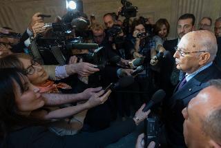 Il Presidente Giorgio Napolitano con i giornalisti al suo arrivo a Palazzo Vecchio