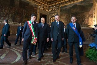 Il Presidente Giorgio Napolitano con le autorità locali al suo arrivo a Palazzo Vecchio