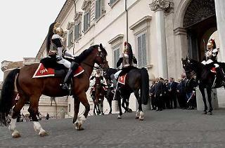 Il Presidente Giorgio Napolitano assiste al solenne cambio della Guardia del Reggimento Corazzieri