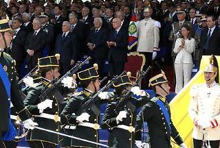 Il Presidente Giorgio Napolitano con le Alte autorità, assiste alla rassegna della Brigata di Formazione della Guardia di Finanaza.