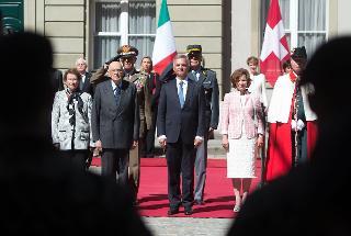 Il Presidente Giorgio Napolitano, il Presidente della Confederazione Svizzera Didier Burkhalter e le rispettive consorti nel corso della cerimonia di benvenuto