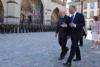 Il Presidente Giorgio Napolitano e il Presidente della Confederazione Svizzera Didier Burkhalter nel corso della cerimonia di benvenuto in occasione della Visita di Stato