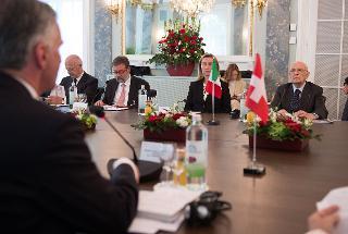 Il Presidente Giorgio Napolitano con il Ministro degli Affari Esteri, Federica Mogherini, nel corso dell'incontro allargato alle delegazioni ufficiali