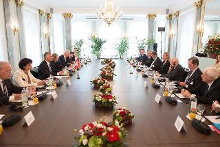 Il Presidente Giorgio Napolitano con il Presidente della Confederazione Svizzera Didier Burkhalter nel corso dell'incontro allargato alle delegazioni ufficiali