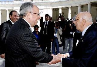 Il Presidente Giorgio Napolitano accolto dal Presidente della Regione Abruzzo Ottaviano del Turco all'arrivo al Palazzo dell'Emiciclo