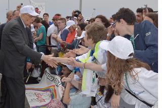 Il Presidente Giorgio Napolitano saluta i ragazzi della Nave della Legalità