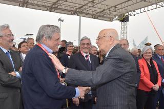 Il Presidente Giorgio Napolitano saluta don Luigi Ciotti in occasione della partenza della Nave della Legalità