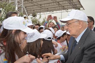 Il Presidente Giorgio Napolitano saluta i ragazzi in occasione della partenza della &quot;Nave della Legalità&quot;