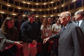 Il Presidente Giorgio Napolitano saluta i ragazzi che gli hanno rivolto alcune domande nel corso dell'intervento all'iniziativa &quot;Il terrorismo raccontato ai ragazzi&quot;