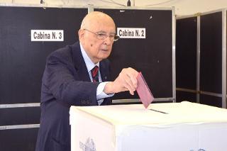 Il Presidente Giorgio Napolitano al seggio elettorale in occasione del voto per le elezioni Europee