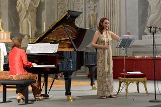 Un momento del Concerto eseguito da Valentina Coladonato, soprano e da Luisa Prayer, pianoforte, alla presenza del Capo dello Stato nella Cappella Paolina