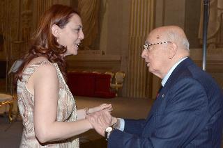 Il Presidente Giorgio Napolitano saluta Valentina Coladonato, soprano, al termine del Concerto nella Cappella Paolina