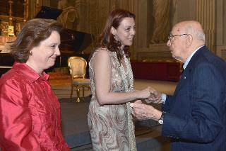Il Presidente Giorgio Napolitano saluta Valentina Coladonato e Luisa Prayer, al termine del Concerto nella Cappella Paolina