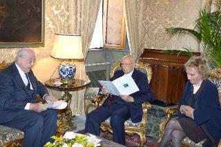 Il Presidente Giorgio Napolitano con il Prof. Andrea Carandini e la Signora Bona Frescobaldi nel corso dell'incontro al Quirinale