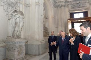 Il Presidente Giorgio Napolitano nel corso della visita alla Chiesa di Santa Maria dell'Aventino, illustrata dalla Dott.ssa Luisa Vannella Carrelli