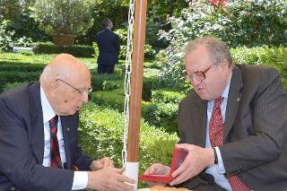Il Presidente Giorgio Napolitano riceve una medaglia ricordo dal Gran Maestro del Sovrano Militare Ordine di Malta frà Matthew Festing in occasione della visita alla Villa Magistrale