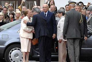 La cordiale accoglienza al Presidente della Repubblica Italiana Giorgio Napolitano ed alla moglie Signora Clio, da parte del Presidente Federale della Repubblica d'Austria Heinz Fischer e Signora, all'arrivo alla Hofburg