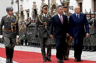 Il Presidente Giorgio Napolitano e il Presidente Federale della Repubblica d'Austria, Heinz Fischer, ricevono gli onori militari all'arrivo a Hofburg