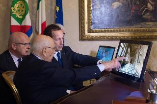 Il Presidente Napolitano osserva un particolare di una delle sale della visita virtuale del Quirinale