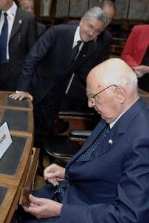 Il Presidente Giorgio Napolitano, nella foto con il Vice Presidente del Consiglio e Ministro degli Esteri Massimo D'Alema, nello scranno dove sedette, il Deputato al Parlamento Austriaco, Alcide De Gasperi