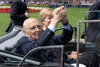 Il Presidente Giorgio Napolitano con a fianco il Ministro della Difesa Roberta Pinotti risponde al saluto dei cittadini, in occasione della Festa Nazionale della Repubblica