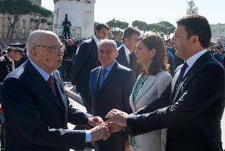 Il Presidente Giorgio Napolitano al suo arrivo a Piazza Venezia saluta Matteo Renzi, Presidente del Consiglio e le più Alte Cariche dello Stato
