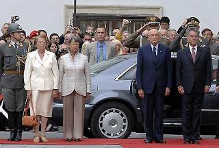 I Presidenti della Repubblica Italiana, Giorgio Napolitano e Federale della Repubblica d'Austria, Heinz Fischer con le rispettive Signore durante la cerimonia di accoglienza a palazzo Hofburg