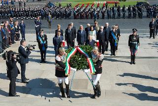 Il Presidente Giorgio Napolitano in occasione della deposizione di una corona d'alloro al Milite Ignoto