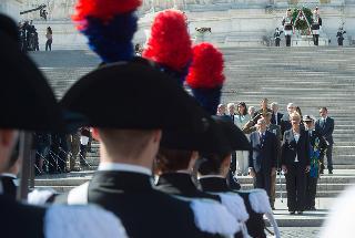 Il Presidente Giorgio Napolitano con a fianco il Ministro della Difesa Roberta Pinotti, riceve gli onori militari al termine della deposizione di una corona d'alloro al Milite Ignoto