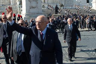 Il Presidente Giorgio Napolitano lascia Piazza Venezia al termine della cerimonia all'Altare della Patria