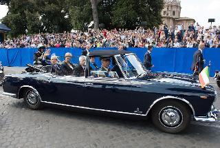Il Presidente Giorgio Napolitano a bordo della Lancia Flaminia lascia via dei Fori Imperiali al termine della parata Militare
