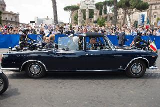 Il Presidente Giorgio Napolitano a bordo della Lancia Flaminia lascia via dei Fori Imperiali al termine della parata Militare